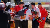 Jorge Lorenzo dimasukkan ke ambulans usai mengalami kecelakaan. Marc Marquez mengaku tidak berniat berusaha menjatuhkan Lorenzo dan hingga kini belum mengucapkan permintaan maaf. (REUTERS/Heino Kalis)