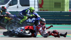 FOTO: Detik-detik Insiden Lorenzo vs Marquez di MotoGP Aragon