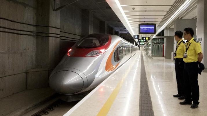 Proyek kereta cepat Jakarta-Semarang diproyeksikan paling lambat tuntas 2024.