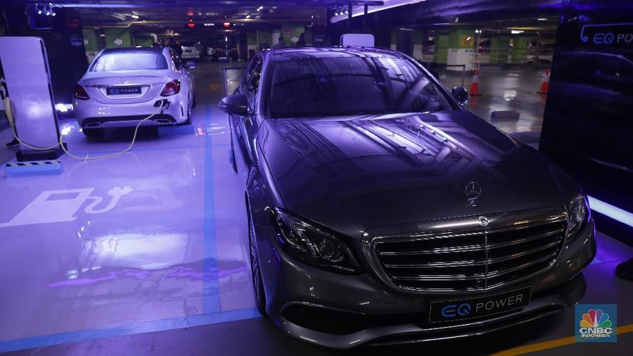 Peter Gontha menilai keinginan Indonesia untuk kebut mobil listrik terlambat dibanding negara lain 