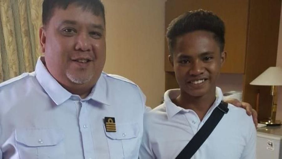 Aldi Novel Adilang bertahan hidup terapung selama tujuh minggu di lautan setelah perangkap ikan kecilnya terlepas dari tambatan dan hanyut 2.500 kilometer.