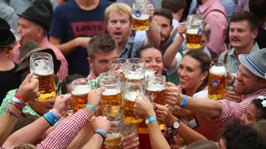 Oktoberfest merupakan acara tahunan festival bir terbesar di dunia.