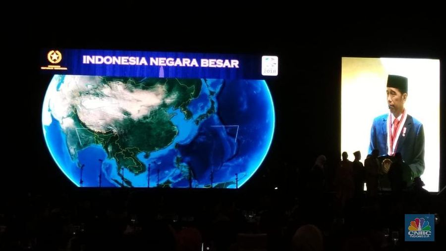 Jokowi mengajak para pengusaha untuk bekerja sama menghadapi gejolak ekonomi global saat ini.