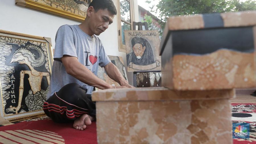 Hakim yang juga seorang guru SD memiliki kelebihan seni melukis dengan menggnakan limbah telur sejak 2010.