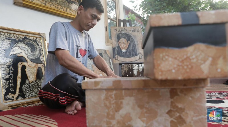 Hakim yang juga seorang guru SD memiliki kelebihan seni melukis dengan menggnakan limbah telur sejak 2010.