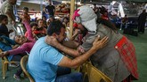Warga diminta untuk menghancurkan sendiri rumah mereka.