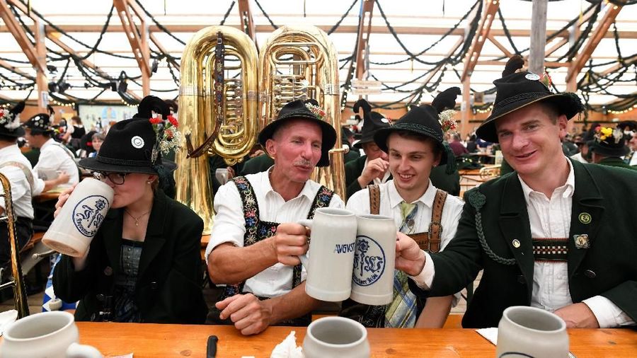Oktoberfest merupakan acara tahunan festival bir terbesar di dunia.