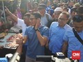 Disambut Poster Penolakan, Sandi Tetap Keliling Pasar Sumut