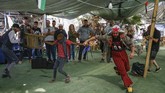 Para badut Spanyol menghibur anak-anak Palestina di Desa BedouinKhan al-Ahmar atau perumahan nomaden di Tepi Barat.
