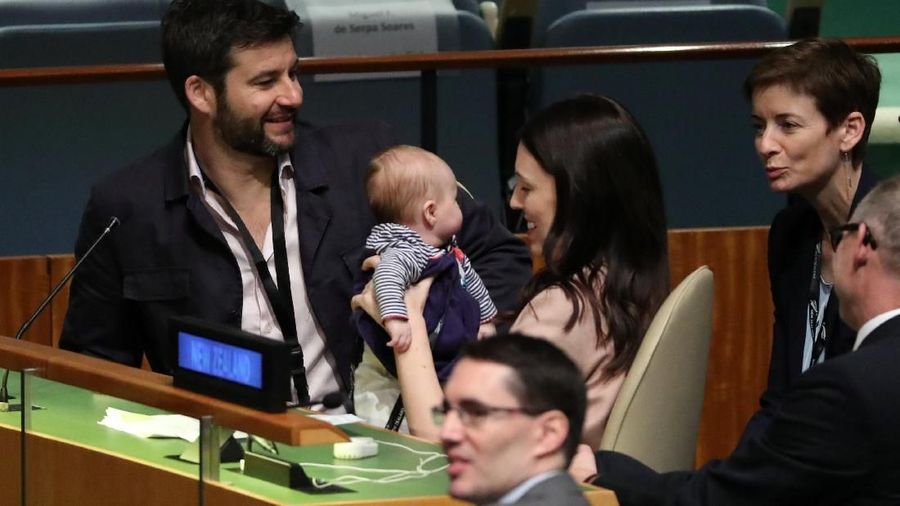 Ardern membawa bayinya yang bernama, Neve, yang dilahirkannya pada bulan Juni, ke pertemuan perdamaian Nelson Mandela.