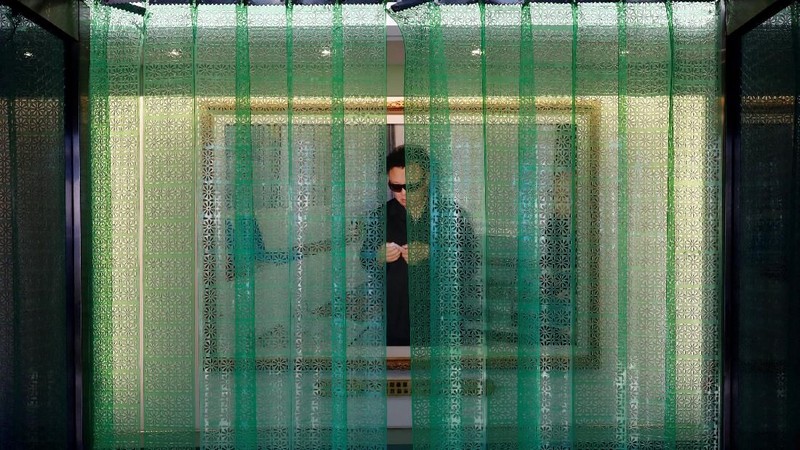 Jutaan potret, mosaik, dan lukisan Kim Il Sung, pendiri Korea Utara, dan putranya Kim Jong Il, menjadi pengingat harian kepada publik.