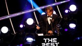 Luka Modric mengakhiri dominasi Cristiano Ronaldo dan Lionel Messi dalam penghargaan individu pesepakbola dengan keberhasilan meraih gelar pemain terbaik FIFA dalam acara penganugerahan The Best FIFA Football Awards. (Action Images via Reuters/John Sibley)