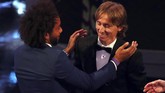 Luka Modric menerima ucapan selamat dari rekan setimnya di Real Madrid, Marcelo. (Reuters/John Sibley)