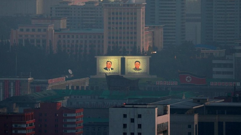 Jutaan potret, mosaik, dan lukisan Kim Il Sung, pendiri Korea Utara, dan putranya Kim Jong Il, menjadi pengingat harian kepada publik.