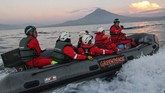 Aktivis Greenpeace menaiki perahu karet saat melakukan aksi di Bitung, Sulawesi Utara. (ANTARA FOTO/Dhemas Reviyanto).