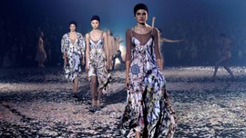 'Tarian' Dior Membuka Paris Fashion Week