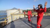 Personel grup band Boomerang beraksi di atas tangki timbun minyak sawit milik PT Multi Nabati Sulawesi (PT MNS) saat aksi yang diprakarsai oleh Greenpeace di Bitung, Sulawesi Utara, Selasa (25/9). (ANTARA FOTO/Dhemas Reviyanto/aww/18).