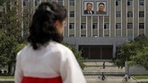 Foto itu harus dipasang di tempat yang tinggi sehingga semua harus memandang ke atas ketika ingin melihat para pemimpin Korut. (Reuters/Danish Siddiqui)