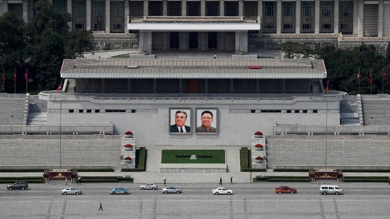 Jutaan potret, mosaik, dan lukisan Kim Il Sung, pendiri Korea Utara, dan putranya Kim Jong Il, menjadi pengingat harian kepada publik.