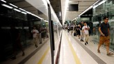 Kereta akan berangkat dari Stasiun Kowloon Barat yang menawarkan akses mudah ke 44 tujuan yang dilayani oleh kereta berkecepatan tinggi China Railways. (REUTERS/Tyrone Siu)