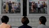 Ketika pertama kali mendarat di bandara Korut, misalnya, setiap pengunjung akan langsung disambut foto Kim Il-sung, bapak bangsa yang juga kakek dari Kim Jong-un. (Reuters/Danish Siddiqui)