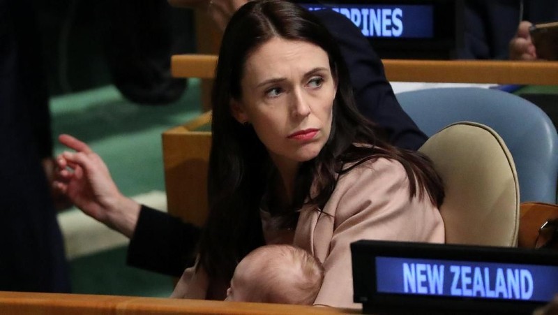 Ardern membawa bayinya yang bernama, Neve, yang dilahirkannya pada bulan Juni, ke pertemuan perdamaian Nelson Mandela.