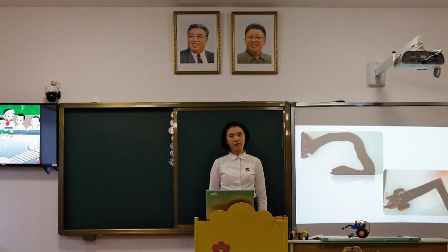 Jutaan potret, mosaik, dan lukisan Kim Il Sung, pendiri Korea Utara, dan putranya Kim Jong Il, menjadi pengingat harian kepada publik.