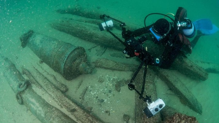 Kapal Karam yang Mengangkut Rempah Ditemukan di Portugal Divers are seen during the discovery of a centuries-old shipwreck, in Cascais in this handout photo released September 24, 2018. Augusto Salgado/Cascais City Hall/Handout via Reuters THIS IMAGE HAS BEEN SUPPLIED BY A THIRD PARTY. NO RESALES. NO ARCHIVES.