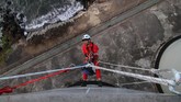 Aktivis Greenpeace menaiki kilang timbun minyak sawit milik PT Multi Nabati Sulawesi (PT MNS) saat melakukan aksi di Bitung, Sulawesi Utara. (ANTARA FOTO/Dhemas Reviyanto/aww/18).