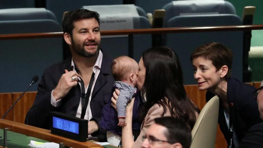 Ardern membawa bayinya yang bernama, Neve, yang dilahirkannya pada bulan Juni, ke pertemuan perdamaian Nelson Mandela.