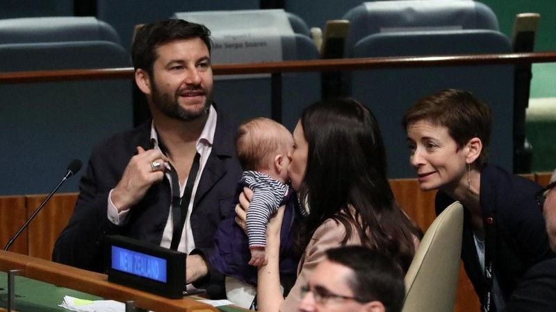 Ardern membawa bayinya yang bernama, Neve, yang dilahirkannya pada bulan Juni, ke pertemuan perdamaian Nelson Mandela.