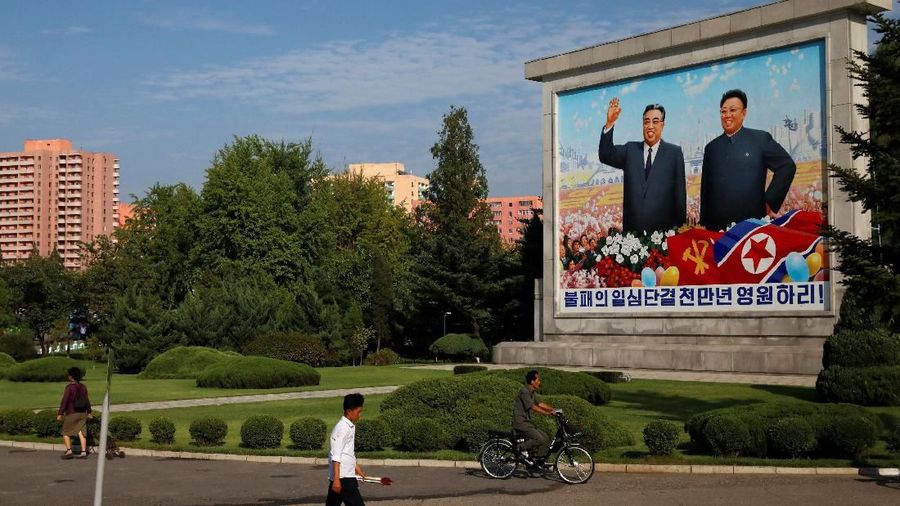 Traffic moves past the portraits of late North Korean leaders Kim Il Sung and Kim Jong Il at the main Kim Il Sung square in Pyongyang, North Korea, September 11, 2018. REUTERS/Danish Siddiqui SEARCH