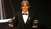 Luka Modric terpilih sebagai Pemain Terbaik tahun ini. Performa apiknya bersama Real Madrid dan Kroasia membuat ia mengungguli Cristiano Ronaldo dan Mohamed Salah. (Reuters/John Sibley)