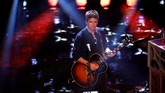 Noel Gallagher jadi salah satu pengisi acara pemberian penghargaan kepada sosok-sosok terbaik di dunia sepak bola tahun ini. (Reuters/John Sibley)