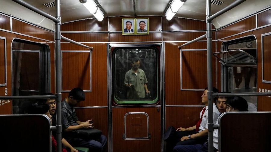 Jutaan potret, mosaik, dan lukisan Kim Il Sung, pendiri Korea Utara, dan putranya Kim Jong Il, menjadi pengingat harian kepada publik.