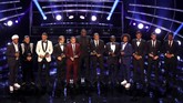 FIFA FIFPro World 11 alias 11 Pemain Terbaik (minus Ronaldo dan Messi) yaitu: Sergio Ramos, Dani Alves, Marcelo, Luka Modric, N'Golo Kante, Eden Hazard, Kylian Mbappe, David De Gea dan Raphael Varane berpose bersama Michael Ballack, Ronaldinho dan Idris Elba (Reuters/John Sibley)