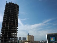 Suku Bunga Bisa Turun, Ada Cuan di Saham Properti & Bank