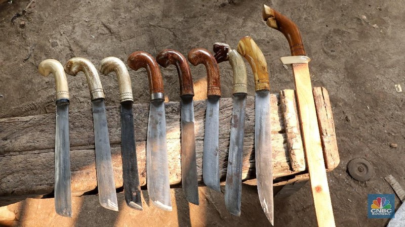 Hampir di setiap rumah penduduk terdapat bengkel pembuatan golok yang kemampuan pandai besi itu diturunkan dari pendahulunya.