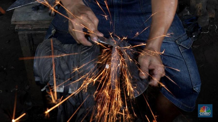 Hampir di setiap rumah penduduk terdapat bengkel pembuatan golok yang kemampuan pandai besi itu diturunkan dari pendahulunya.