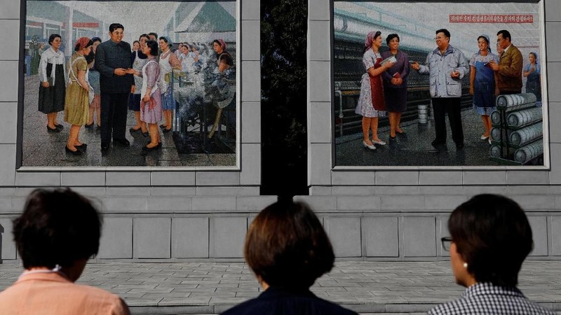 Jutaan potret, mosaik, dan lukisan Kim Il Sung, pendiri Korea Utara, dan putranya Kim Jong Il, menjadi pengingat harian kepada publik.