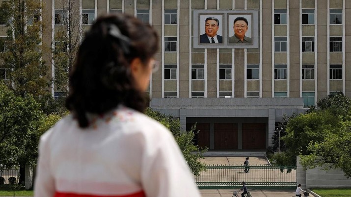 Traffic moves past the portraits of late North Korean leaders Kim Il Sung and Kim Jong Il at the main Kim Il Sung square in Pyongyang, North Korea, September 11, 2018. REUTERS/Danish Siddiqui     SEARCH 