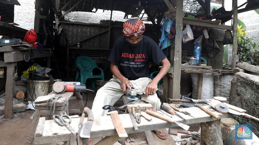 Hampir di setiap rumah penduduk terdapat bengkel pembuatan golok yang kemampuan pandai besi itu diturunkan dari pendahulunya.
