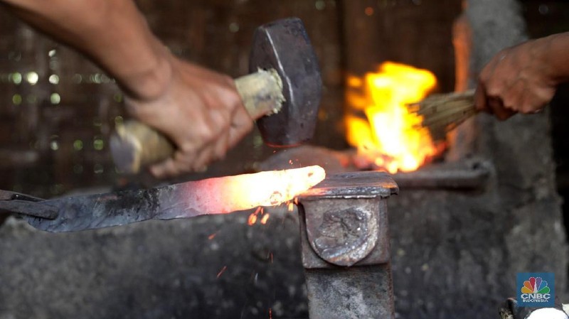 Hampir di setiap rumah penduduk terdapat bengkel pembuatan golok yang kemampuan pandai besi itu diturunkan dari pendahulunya.