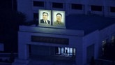 Foto-foto Kim Il-sung dan putra yang mewarisi takhtanya, Kim Jong-il, tak hanya dipampang di jalan-jalan protokol, tapi juga stasiun kereta, rumah sakit, sekolah, pabrik, bahkan ruang tengah apartemen. (Reuters/Danish Siddiqui)