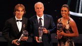 Luka Modric, Didier Deschamps, dan Marta berpose bersama trofi yang mereka menangkan. (Reuters/John Sibley)