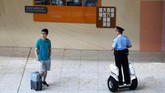 Harga tiket kelas dua, dari Hong Kong menuju Shenzen dibanderol dengan harga Rp164 ribu. Sedangkan untuk menuju Guangzhou memerlukan kocek sebesar Rp471 ribu, dan untuk menuju Beijing diperlukan biaya Rp2,3 juta. (REUTERS/Tyrone Siu)