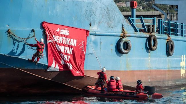 Aktivis Greenpeace Ditahan Tanker Minyak Sawit di Teluk Cadiz