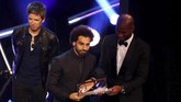 Mohamed Salah menerima penghargaan Puskas Award karena golnya ke gawang Everton terpilih sebagai gol terbaik tahun ini. (Reuters/John Sibley)
