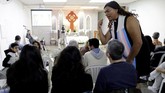 Salvador adalah seorang ibu, guru, dan pastor. Ia seringkali memimpin kebaktian di gereja Kristen Evangelis di kota itu