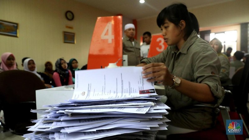 Demi memenuhi persyaratan pendaftaran Calon Pegawai Negeri Sipil (CPNS) para calon pemohon rela mengantre berjam-jam.